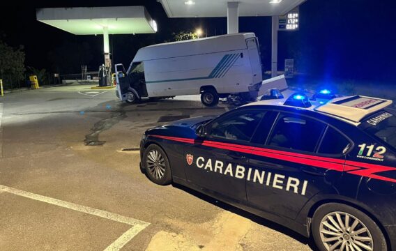 Furgone lanciato contro un distributore di benzina