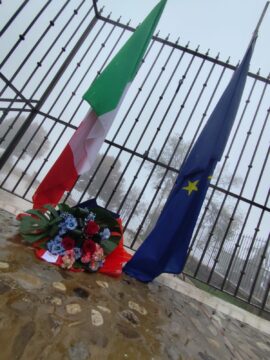 Omaggio floreale per i tre carabinieri morti nell’esplosione Omaggio floreale per i tre carabinieri morti nell’esplosione
