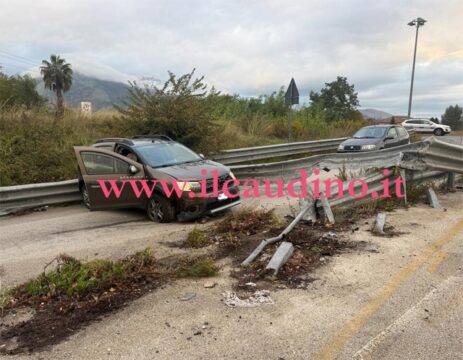 Valle Caudina: auto sfonda il guardrail sulla rotatoria tra l’Appia e la scorrimento veloce Valle Caudina: auto sfonda il guardrail sulla rotatoria tra l’Appia e la scorrimento veloce