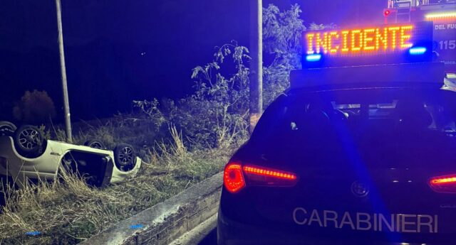 Auto si ribalta nella notte