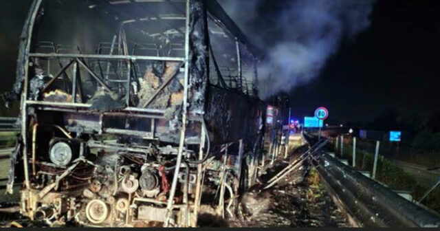 Benevento: in fiamme pullman proveniente da Campobasso Benevento: in fiamme pullman proveniente da Campobasso