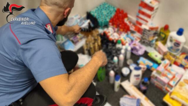 Rubano migliaia di euro di cosmetici