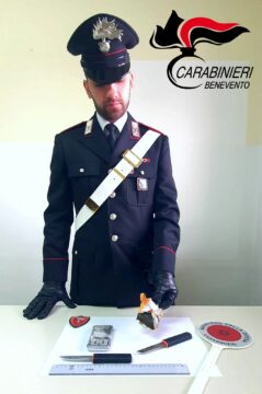 Giovane arrestato dai carabinieri per detenzione di droga Giovane arrestato dai carabinieri per detenzione di droga