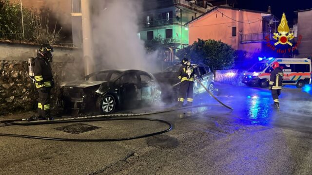 Due vetture in fiamme, una era alimentata a gpl Due vetture in fiamme, una era alimentata a gpl