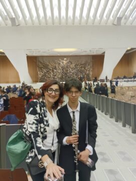 Airola: Salvatore Ruggiero si esibisce davanti al Papa con il suo oboe