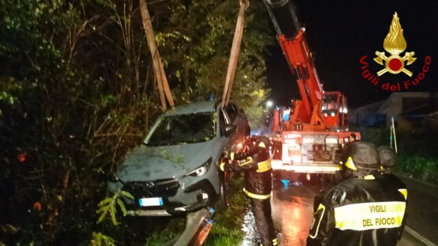 Continua il lavoro dei vigili del fuoco sulla frana lungo i tornanti di Montevergine