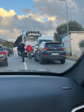 Valle Caudina: traffico bloccato sull’Appia per un incidente tra un camion e due auto