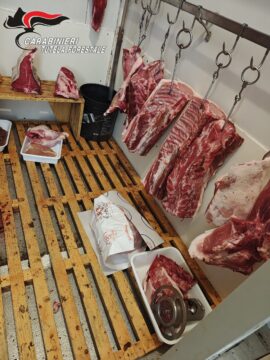 Stop alla vendita in un esercizio commerciale: sotto sequestro salame secco, prosciutto cotto e caciocavallo