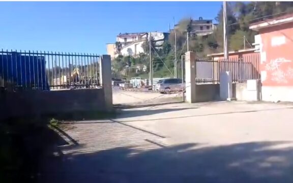 Valle Caudina. vigilante travolto e ucciso da un cancello, tragedia alla stazione Valle Caudina. vigilante travolto e ucciso da un cancello, tragedia alla stazione