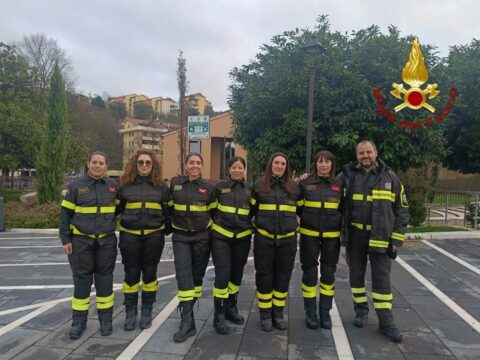 Impegno in rosa dei vigili del fuoco contro la violenza sulle donne