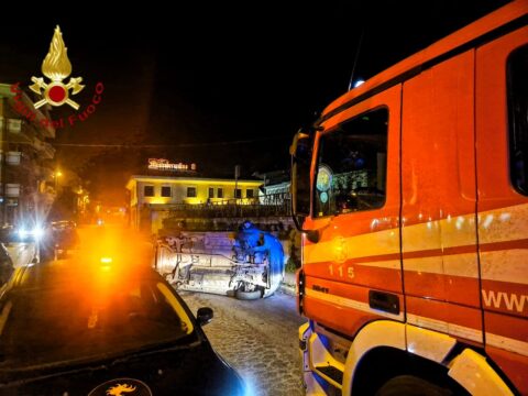 44enne si ribalta con l’auto e resta incastrata tra le lamiere