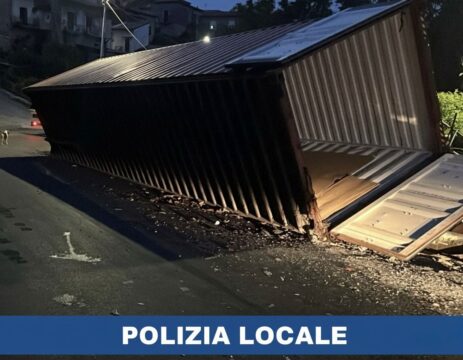 Valle Caudina: sfiorata la tragedia per un tir che perde il carico lungo la strada