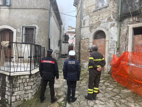 Esplosione in un vico per una fuga di gas