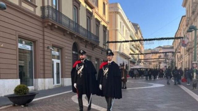 Carabinieri in pattuglia in uniforme di rappresentanza
