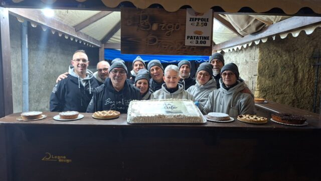Cervinara: con il taglio di una mega torta si è aperta la sagra del tartufo a Pirozza