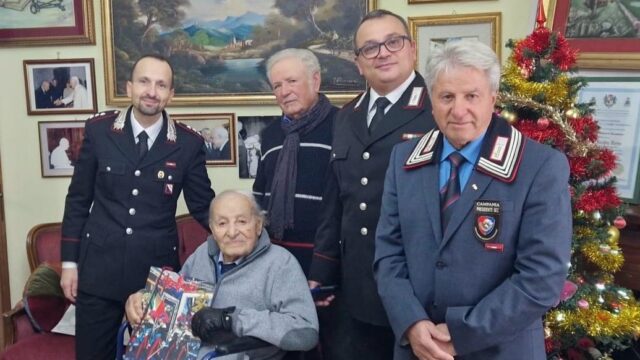 Consegnato il calendario dell’Arma al carabiniere centenario