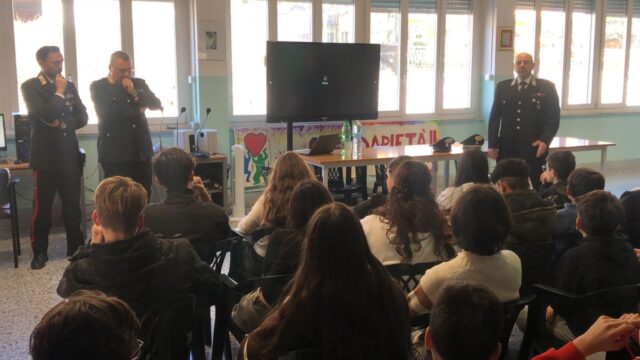 100 studenti a lezioni dai carabinieri