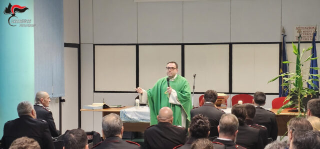 Il cappellano militare celebra la santa messa presso il gruppo dei carabinieri forestali di Avellino