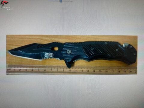 Hashish e coltetto a scatto rinvenuti dai carabinieri