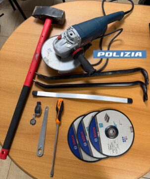 Auto circolava un targhe rubate