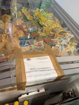 Prodotti scaduti e privi di tracciabilità, chiuso market etrnico
