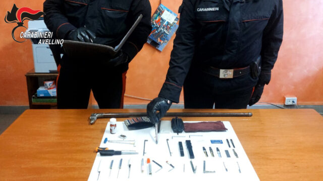 I Carabinieri intercettano e bloccano auto sospetta