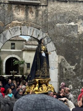 Cervinara: folla di fedeli alla processione dell’Addolorata