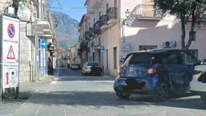 Cervinara: maleducazione stradale in piazza Municipio