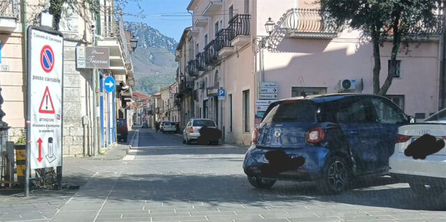 Cervinara: maleducazione stradale in piazza Municipio