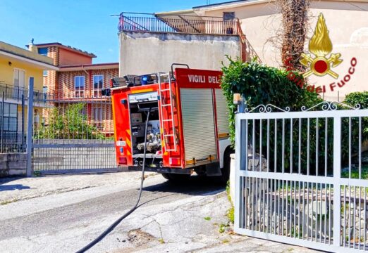 In fiamme il primo piano di un immobile