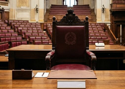 Cervinara: l’arte di incollarsi alla ” cadrega “