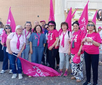 Donata al sindaco di Pietrelcina una tela simbolo della lotta al tumore al seno