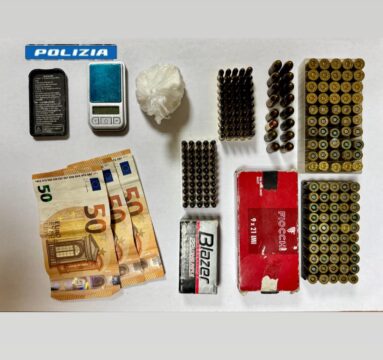 In giro con 40 grammi di cocaina e 200 proiettili