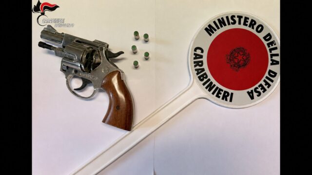 76enne in giro con una pistola nella cintura dei pantaloni