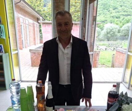 Cervinara: festa a sorpresa per il  pensionamento del maestro Rocco Caporaso