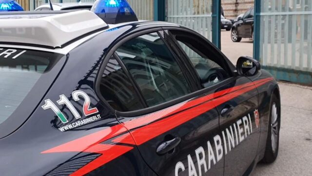 Aggredisce la sorella e la minaccia anche davanti ai carabinieri