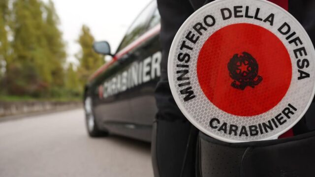 Sorpreso dai carabinieri con un bastone in auto