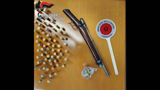 Due persone arrestate per possesso di cocaina, denaro in contante e un fucile