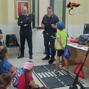 I ragazzi del campo estivo visitano la caserma dei carabinieri
