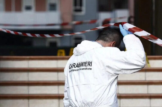 75renne accoltella a morte la moglie sul divano di casa