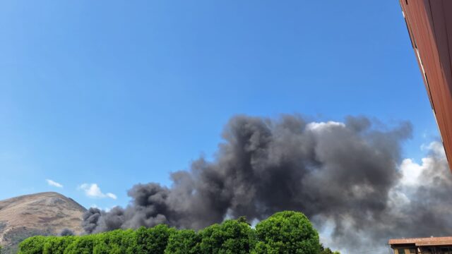 Valle Caudina: densa nube di fumo nero per un incendio nella zona industriale di Airola