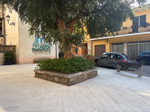 Cervinara: ripulita piazzetta Carlo Bianco dopo gli atti di inciviltà