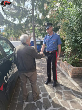 Donna picchia un ultraottantenne per portare a termine una truffa da 900 euro